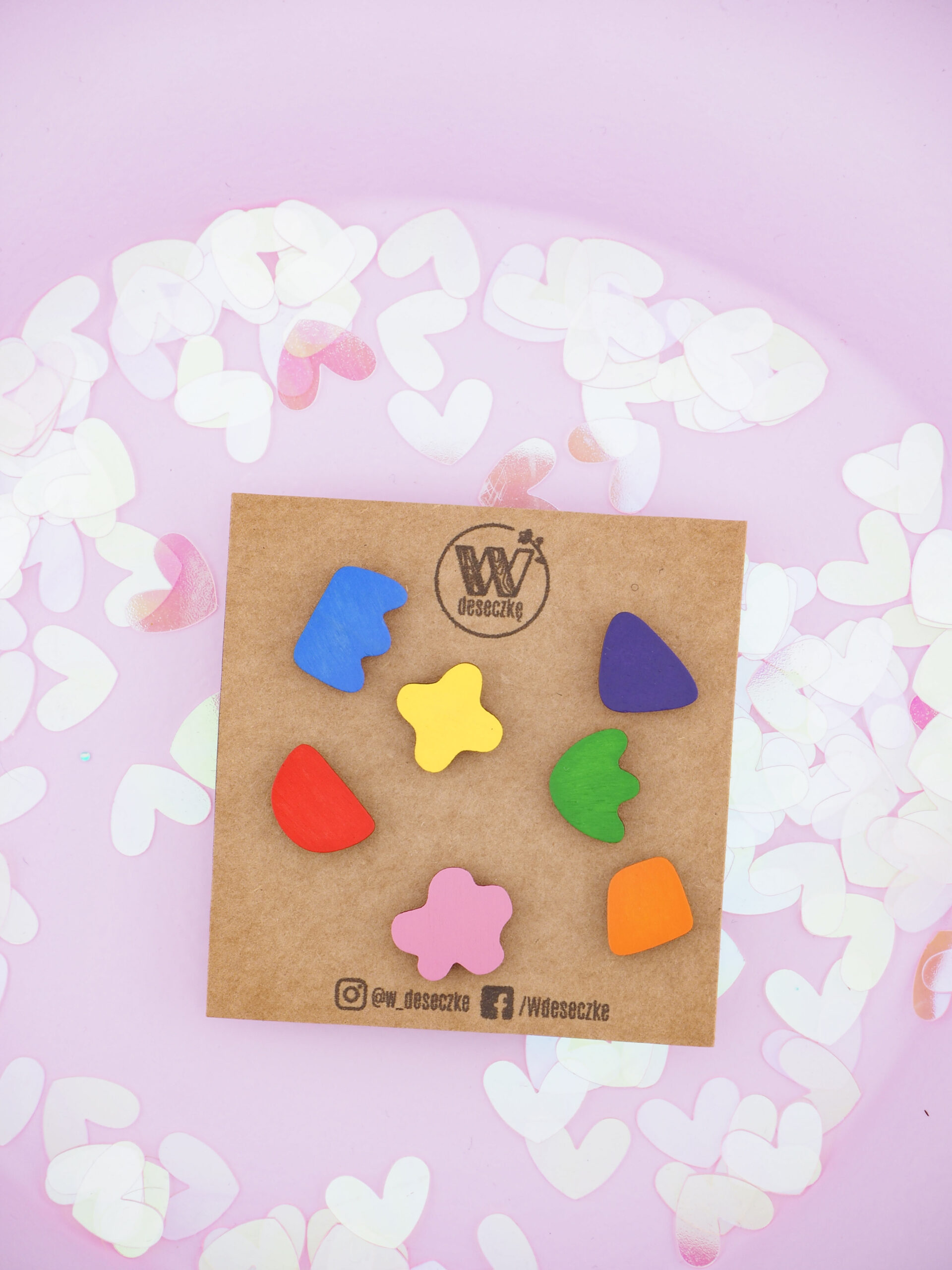 zestaw kolorowych mini kolczyków drewnianych W Deseczkę Z Miłości