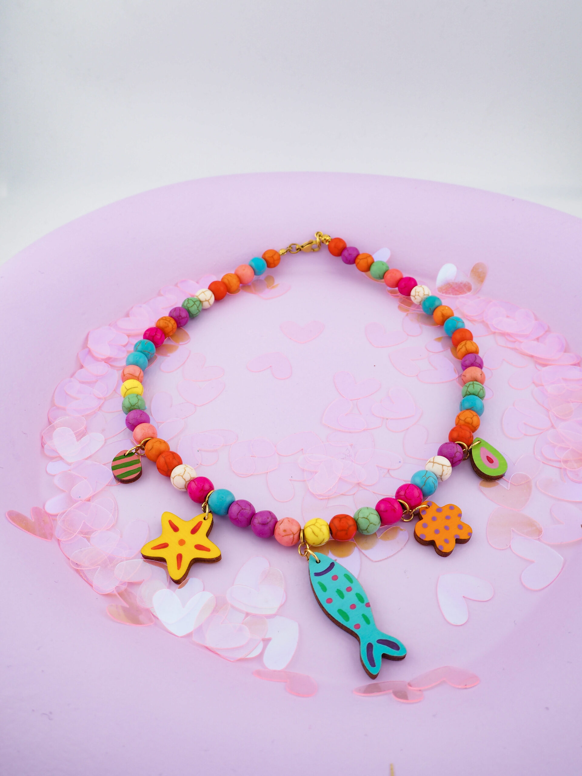 naszyjnik z drewnianymi zawieszkami i howlitem | korale naszyjnik z kamieni i z drewna ręcznie malowane Z Miłości | W Deseczkę