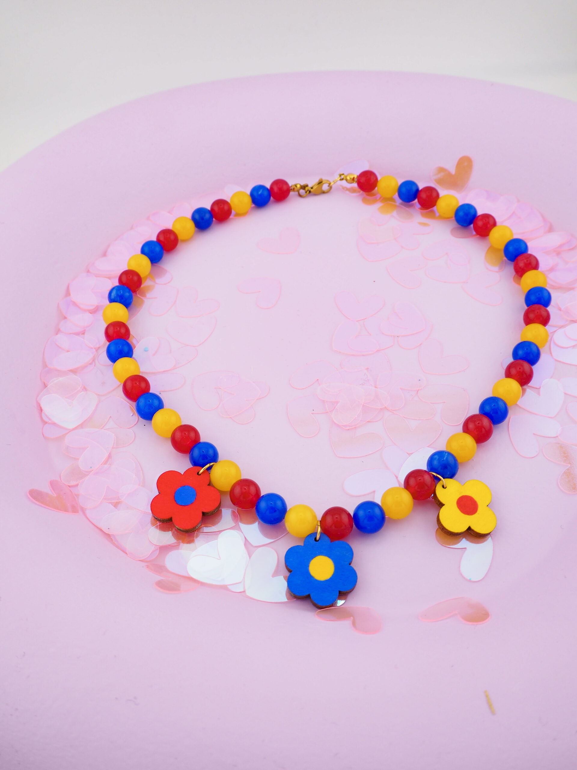 naszyjnik z jadeitu z drewnianymi kwiatami W Deseczkę Z Miłości