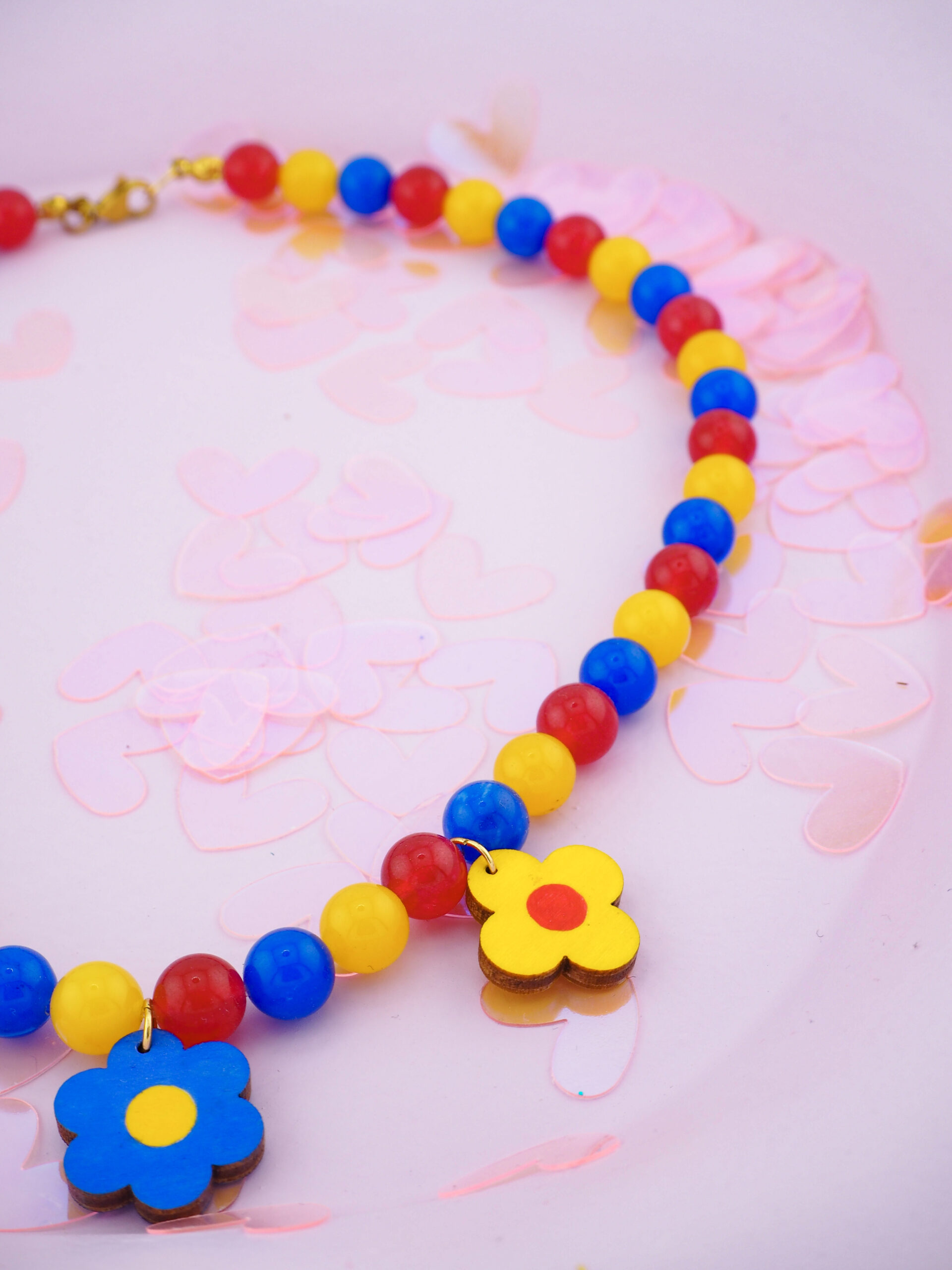 naszyjnik z jadeitu z drewnianymi kwiatami W Deseczkę Z Miłości