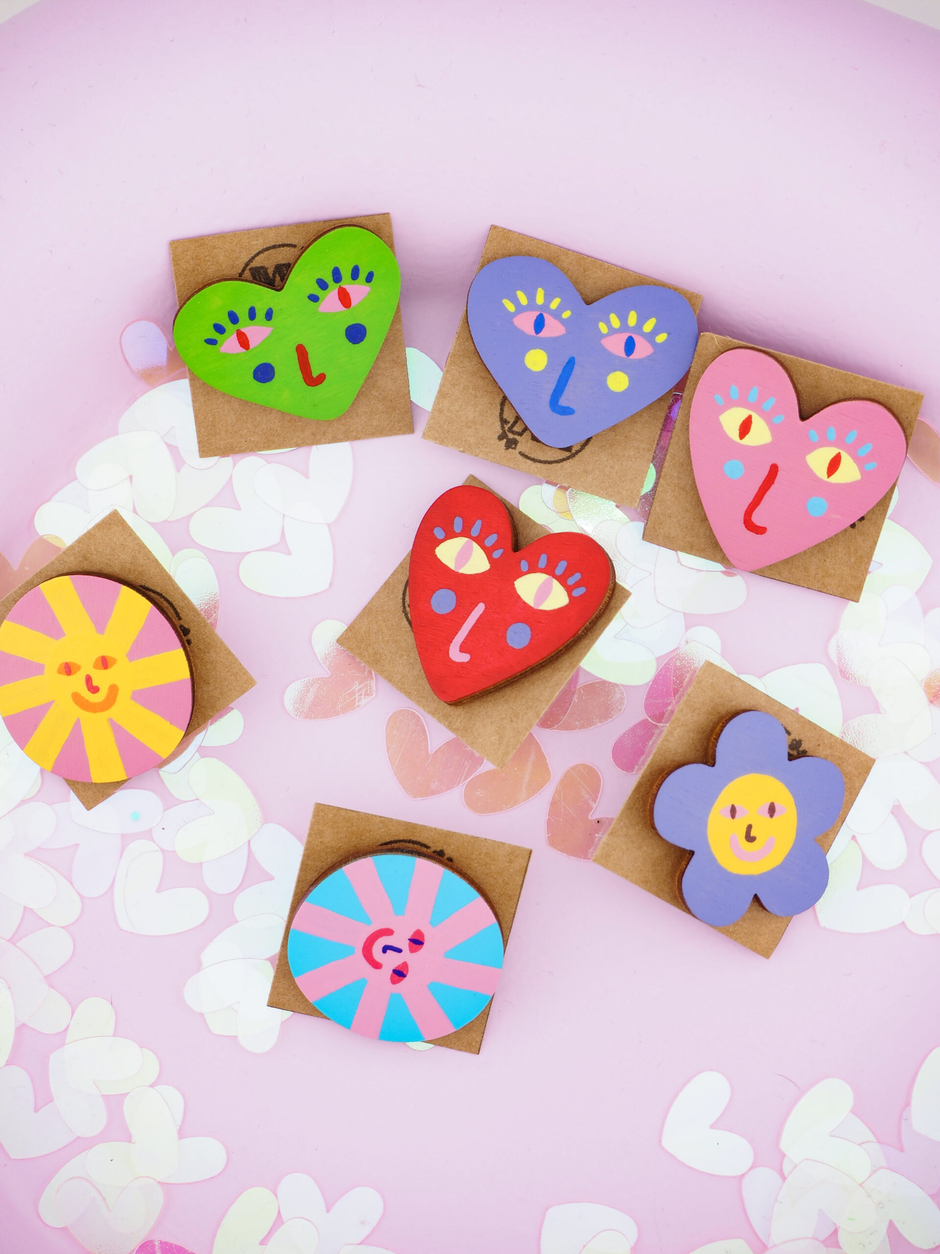 przypinka drewniana ręcznie malowana W Deseczkę Z Miłości dopamine decor