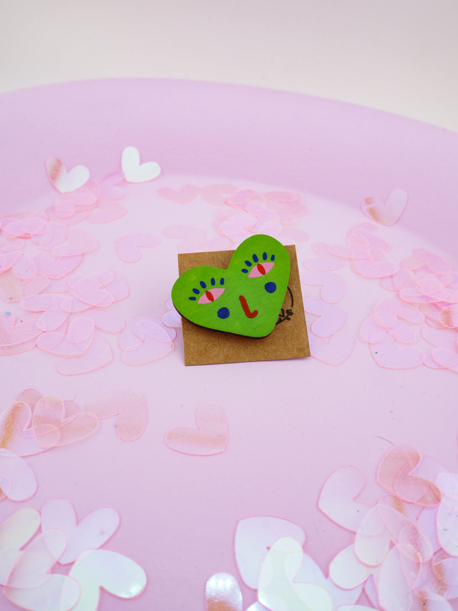 przypinka drewniana ręcznie malowana W Deseczkę Z Miłości dopamine decor