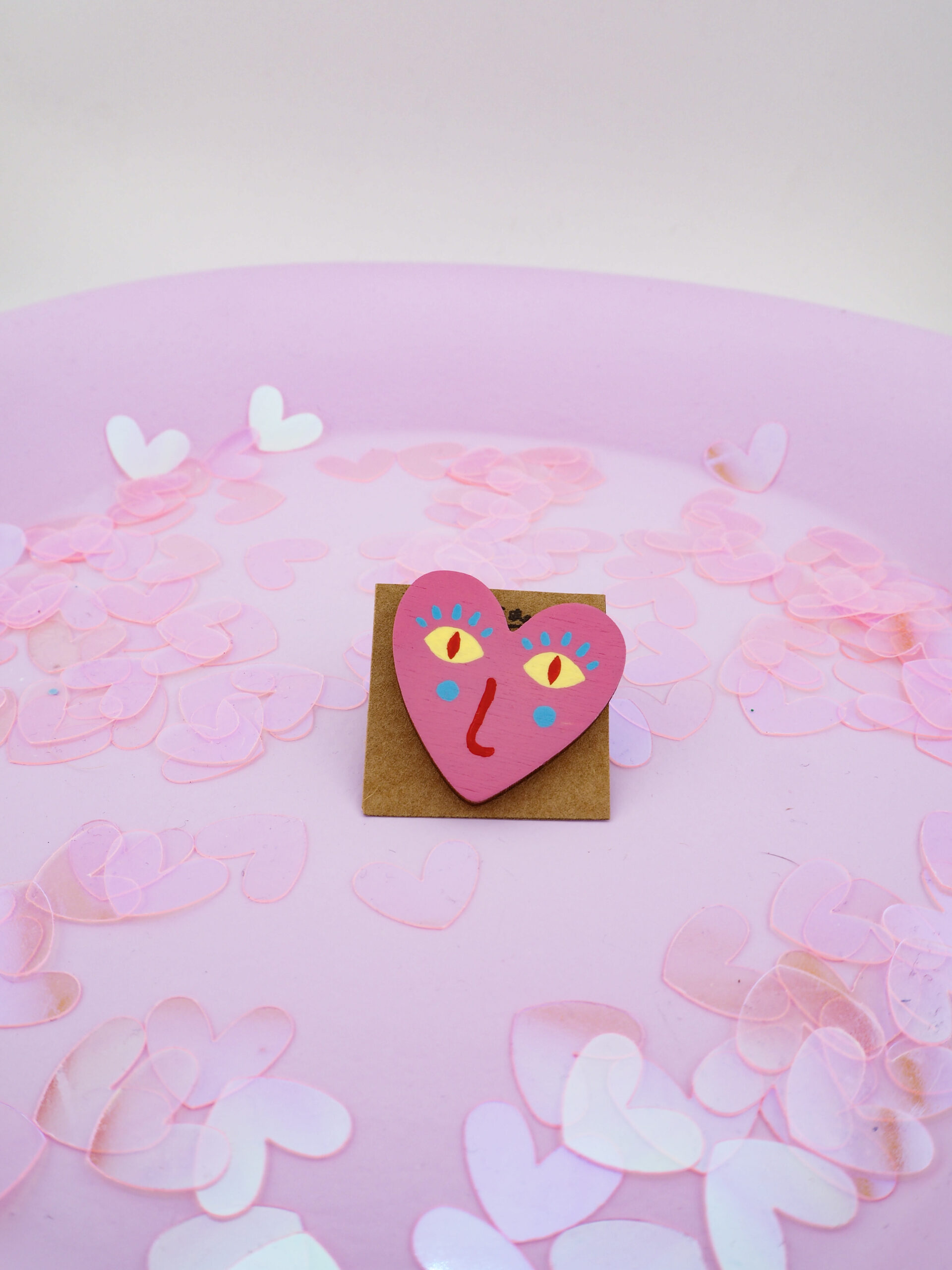 przypinka drewniana ręcznie malowana W Deseczkę Z Miłości dopamine decor