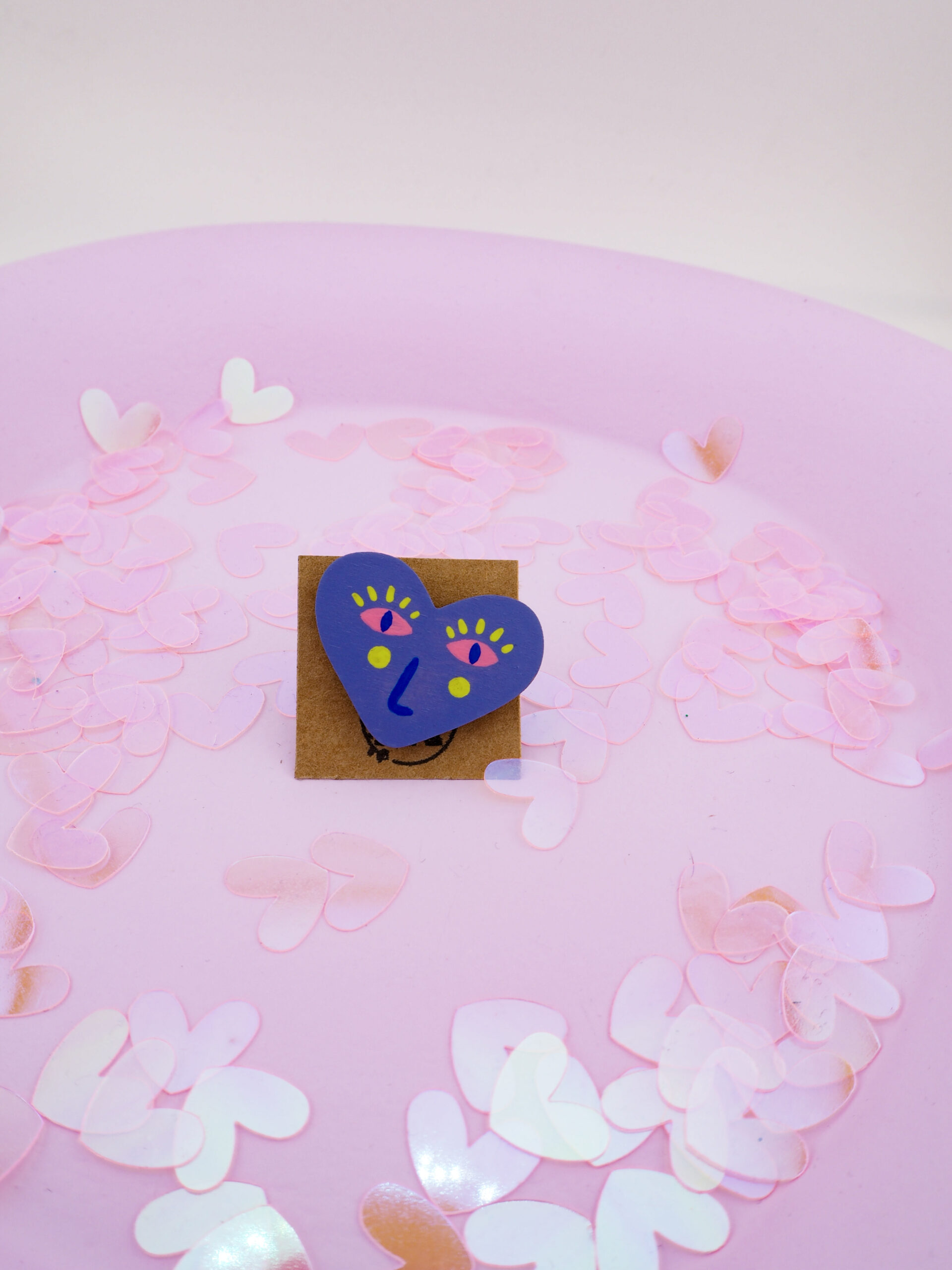 przypinka drewniana ręcznie malowana W Deseczkę Z Miłości dopamine decor