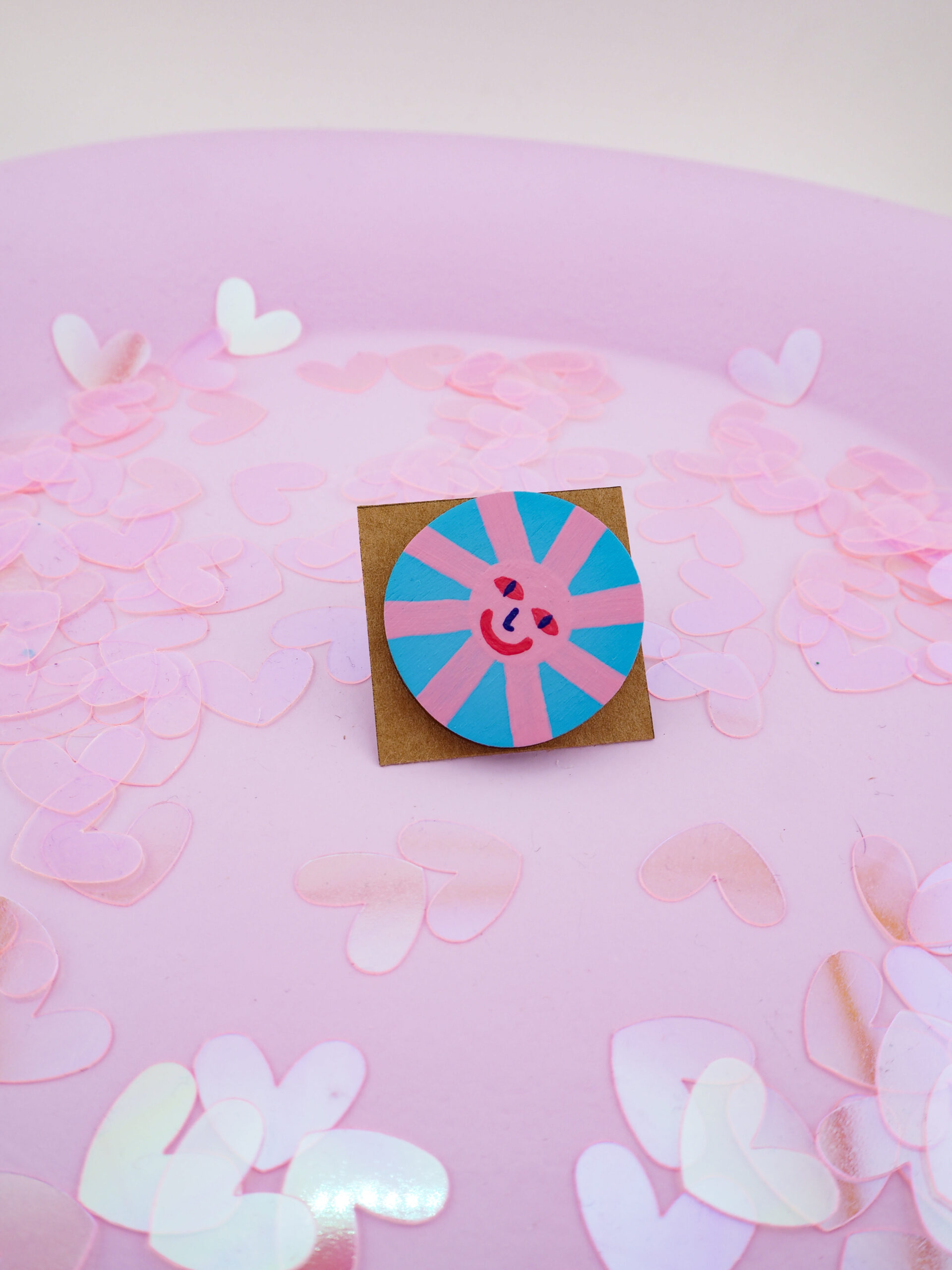 przypinka drewniana ręcznie malowana W Deseczkę Z Miłości dopamine decor