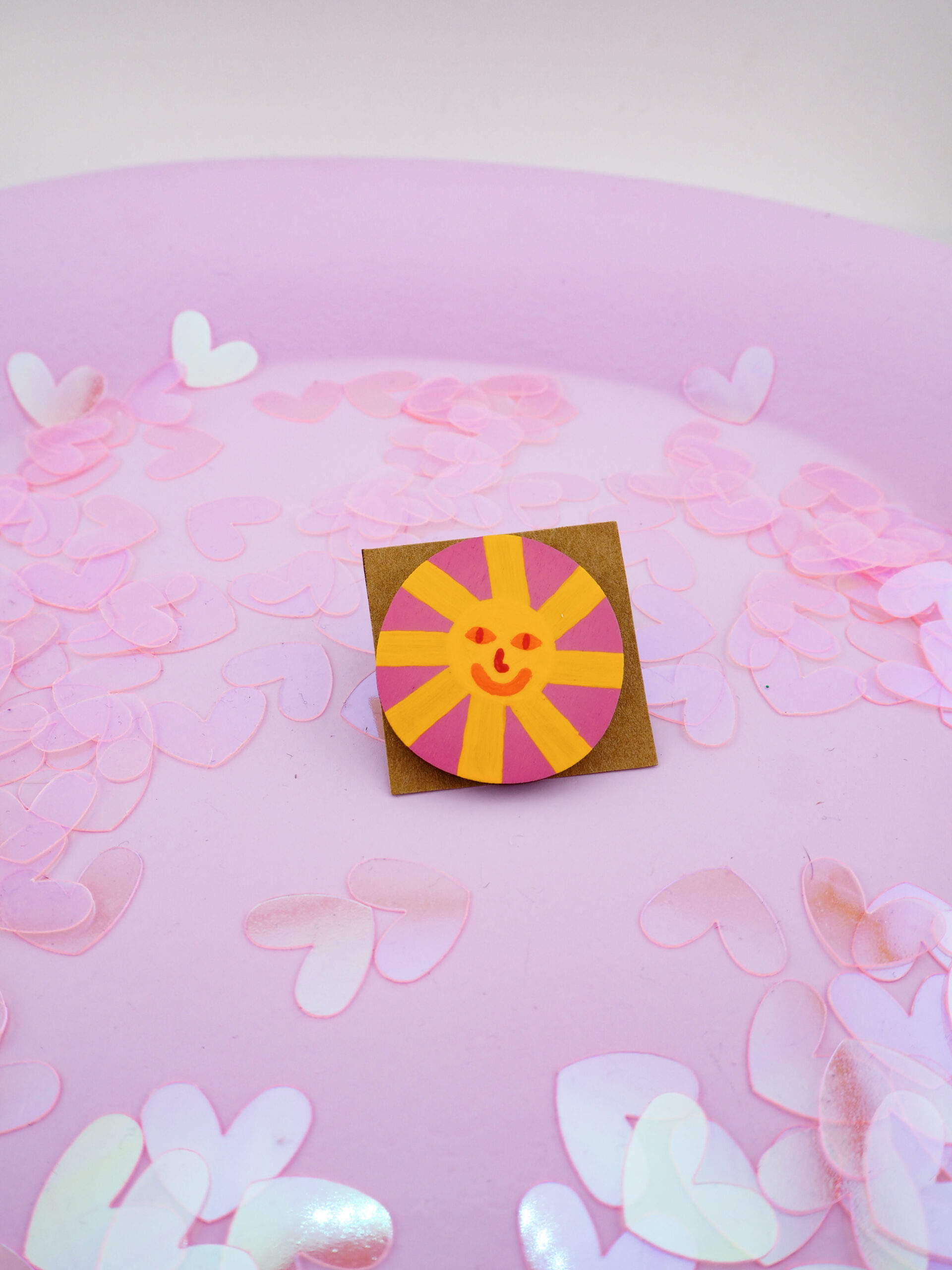 przypinka drewniana ręcznie malowana W Deseczkę Z Miłości dopamine decor