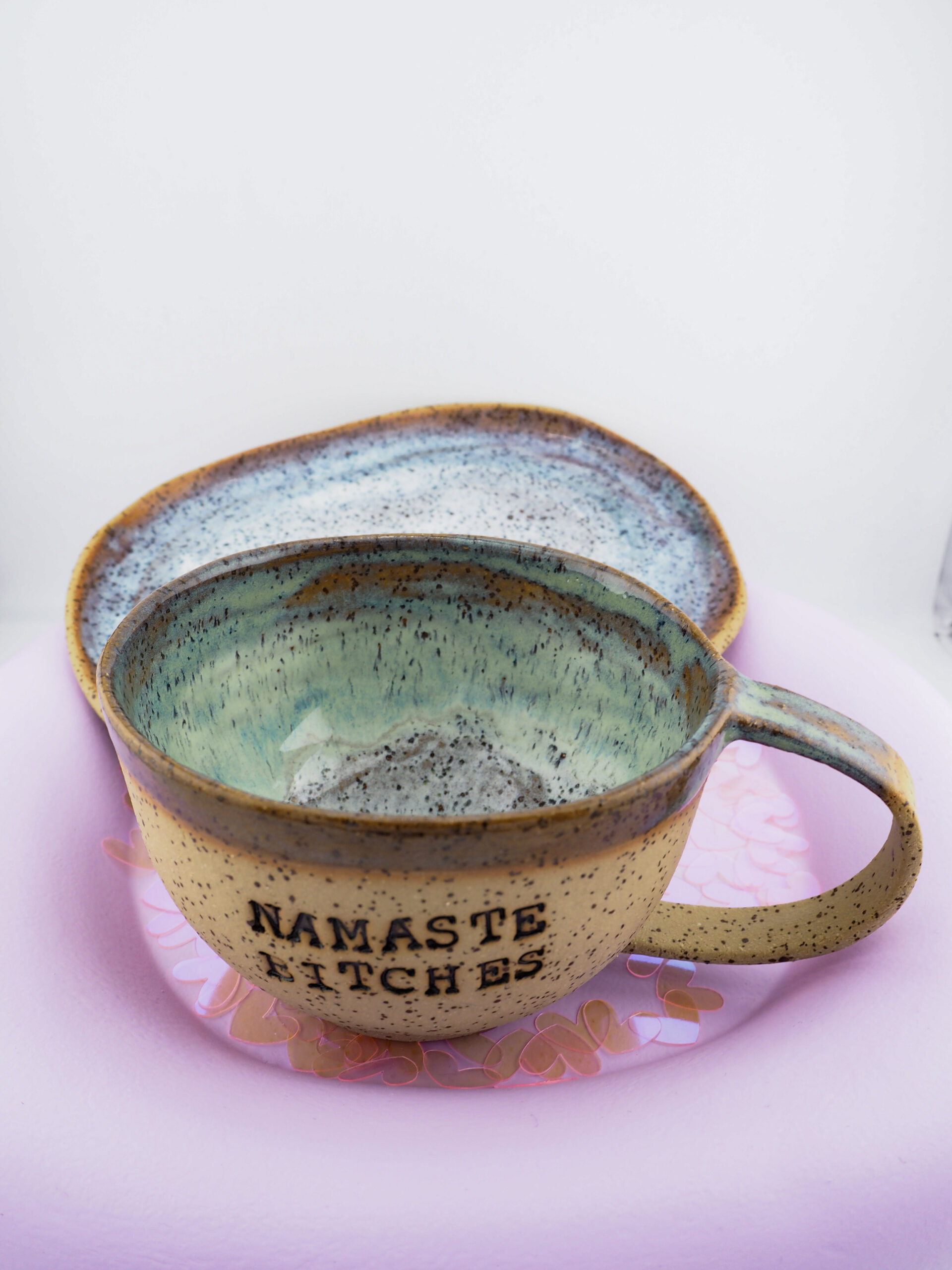 zestaw kubek z talerzykiem nmaste bitches Z Miłości MONIfaktura