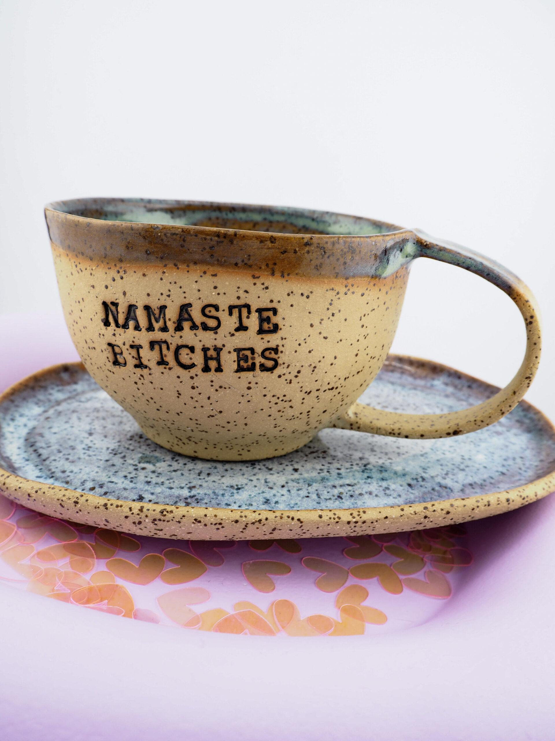 zestaw kubek z talerzykiem nmaste bitches Z Miłości MONIfaktura