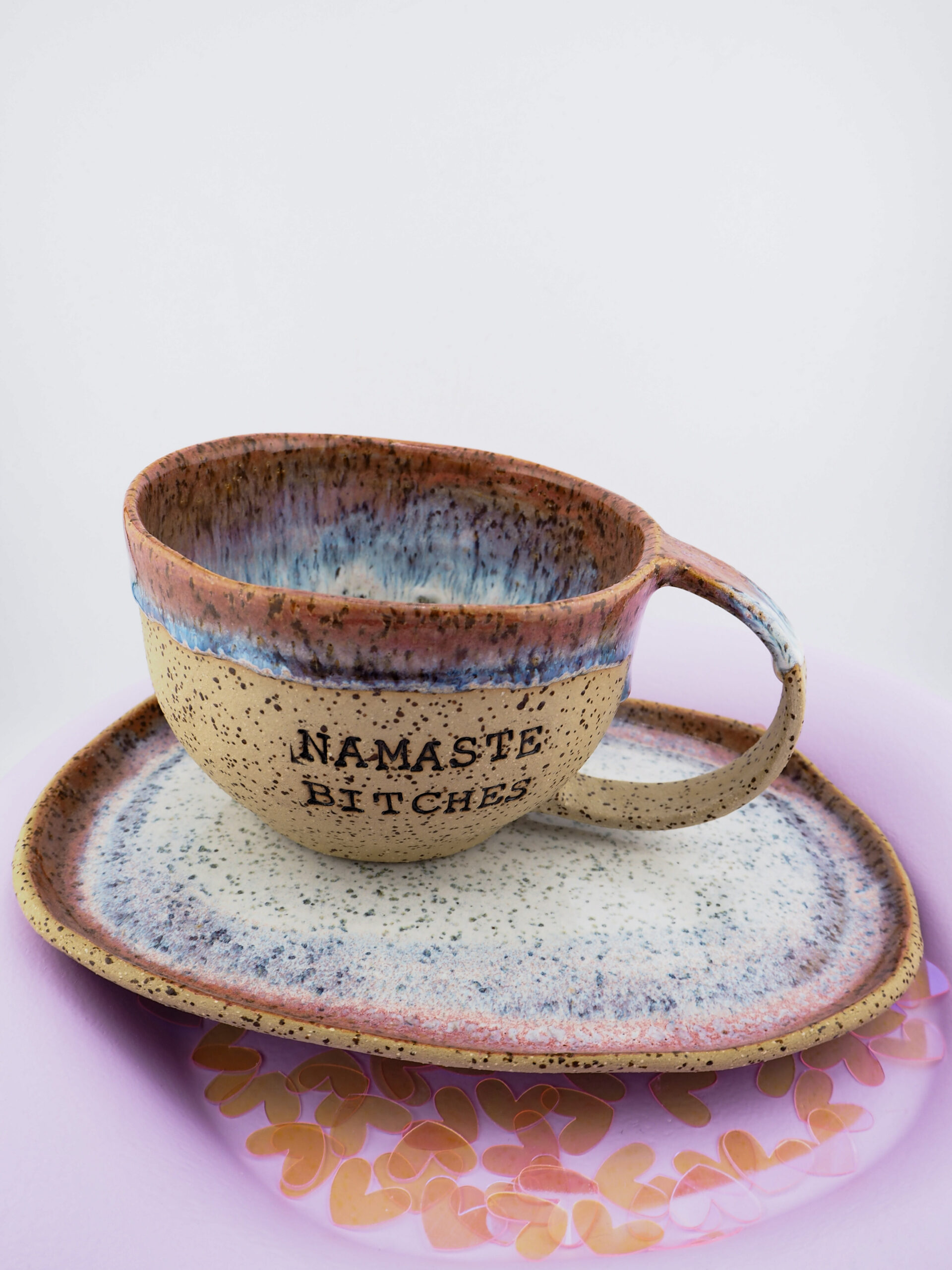 zestaw kubek z talerzykiem nmaste bitches Z Miłości MONIfaktura