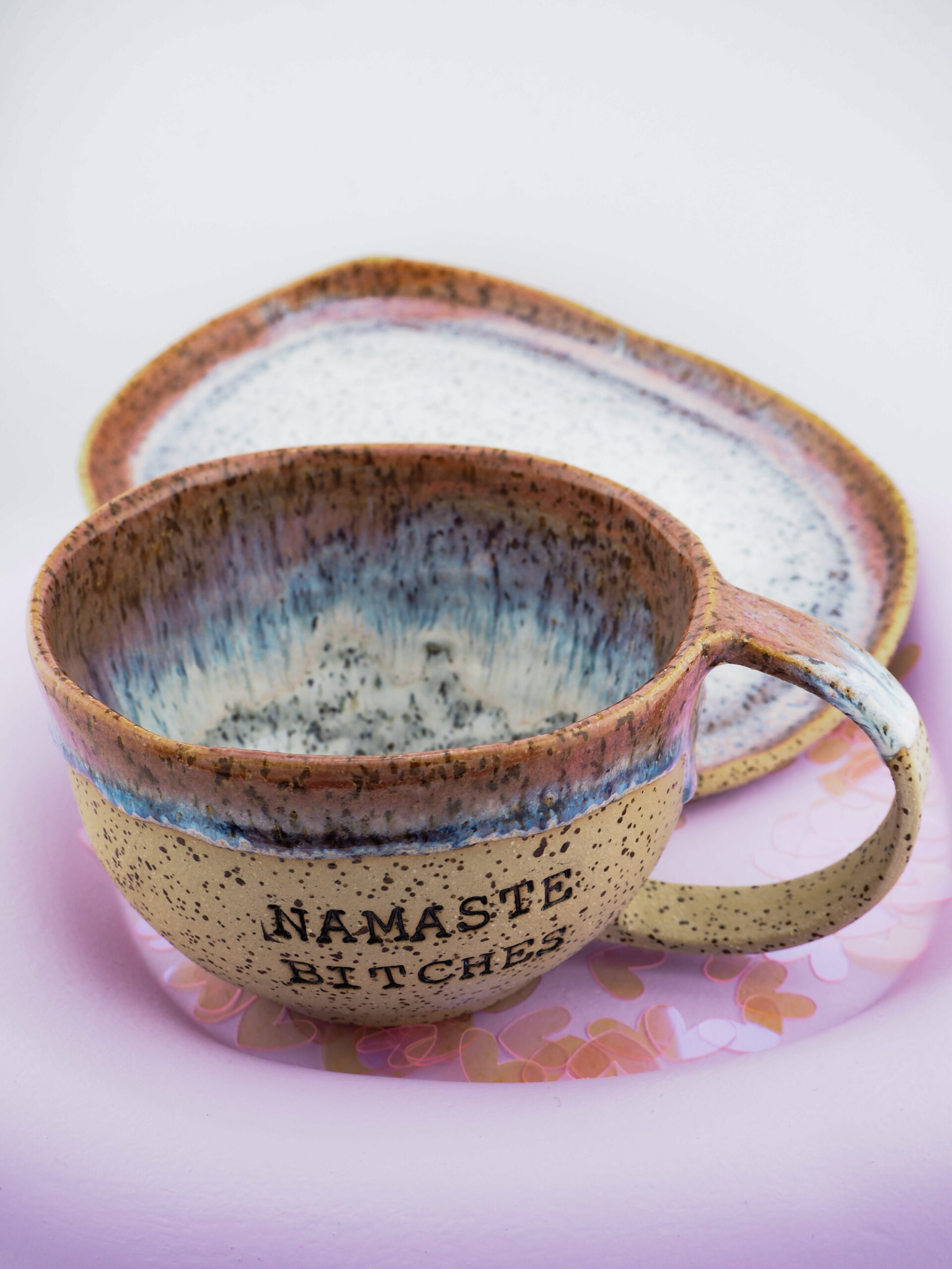 zestaw kubek z talerzykiem nmaste bitches Z Miłości MONIfaktura